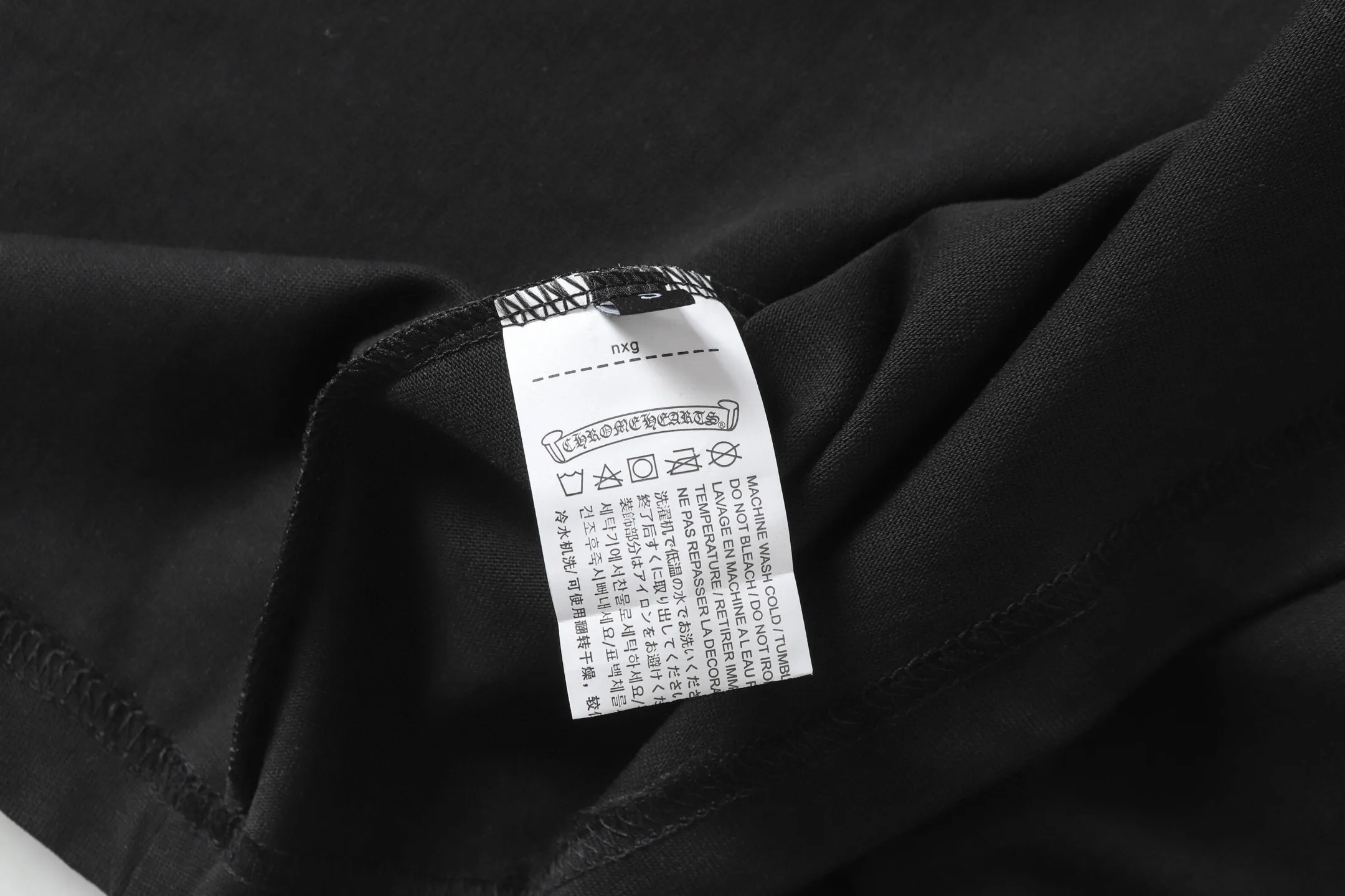 🅿️170 CH/Cro Heart 25ss front and back logo printed logo round neck short sleeves. Fabric: Made of 280g double yarn smooth fabric, high temperature pre-shrunk. The weight is up to 300g. It is equipped with 1x1 thread in the same cylinder. It is not easy to deform after repeated washing. Workmanship: positioning and cutting, oversize loose version, imported glue dot printing. Accessories: original supporting accessories. Color: black white Size: XS-L